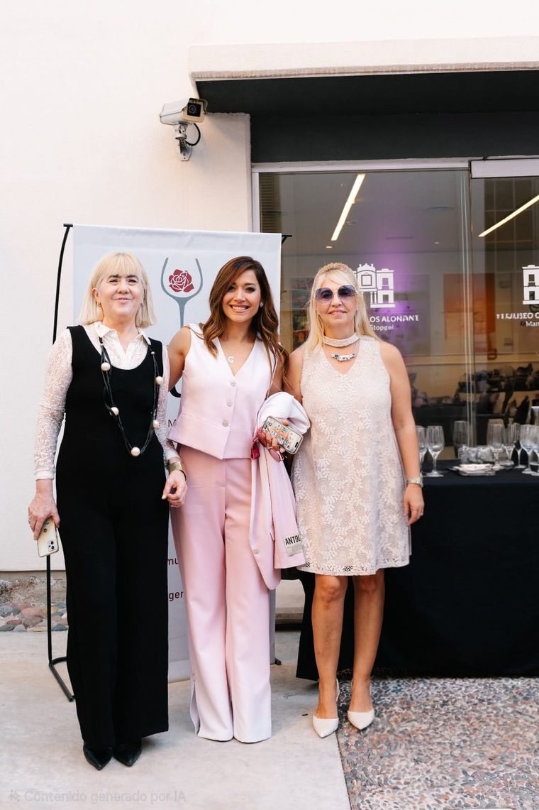 Fátima Villagra, Gisella Campos y Claudia Farina, presidente de A.MU.V.A. Fátima Villagra, Gisella Campos y Claudia Farina, presidente de A.MU.V.A.