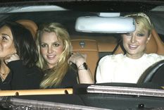 Tras revelar que fue golpeada por su madre, Britney Spears habló sobre la noche con Paris Hilton Britney Spears, Paris Hilton y Lindsay Lohan Foto: https://www.cosmopolitan.com/es/famosos/noticias-famosos/a28301576/lindsay-lohan-britney-spears-paris-hilton-coche/