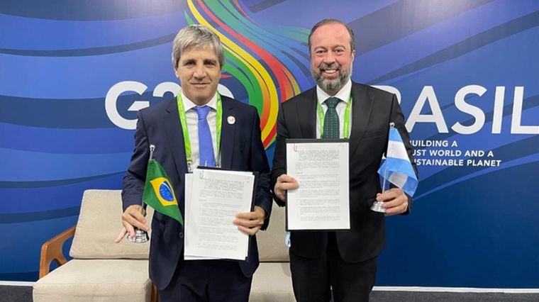 Los ministros Luis Caputo y Alexandre Silveira firmaron el Memorando de Entendimiento el pasado lunes 18 en Río de Janeiro, durante la Cumbre del G20. Foto: Ministerio de Minas y Energía de Brasil