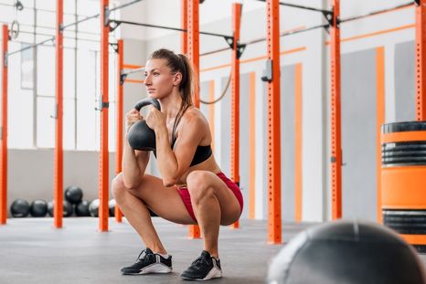 El ejercicio que activa el abdomen y fortalece las piernas. El ejercicio que activa el abdomen y fortalece las piernas.