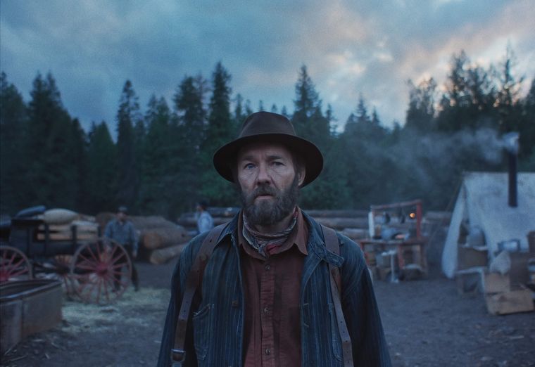 La película de Netflix sigue a Robert Grainier, un leñador y trabajador del ferrocarril que atraviesa su vida en la América de comienzos del siglo XX.