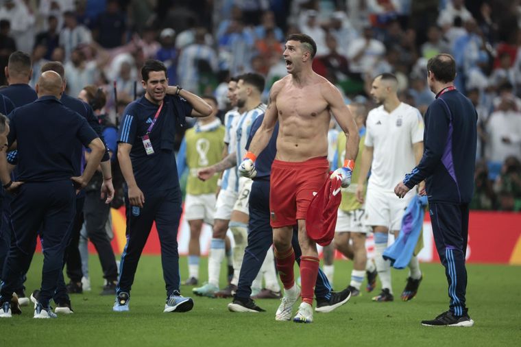 Dibu Martínez, desencajado, tras ser la figura de los penales, otra vez. Foto: EFE