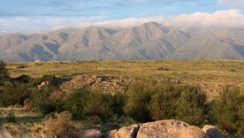 Este pueblo de Córdoba, enclavado en el Valle de Punilla, combina casonas inglesas y paisajes de sierras, ideal para quienes buscan vacaciones tranquilas.