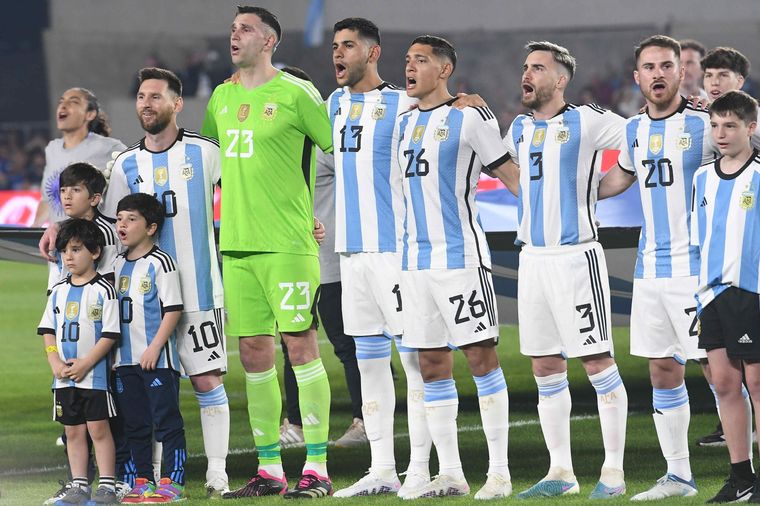 La Selección argentina y el Himno en el Monumental. Foto: Télam