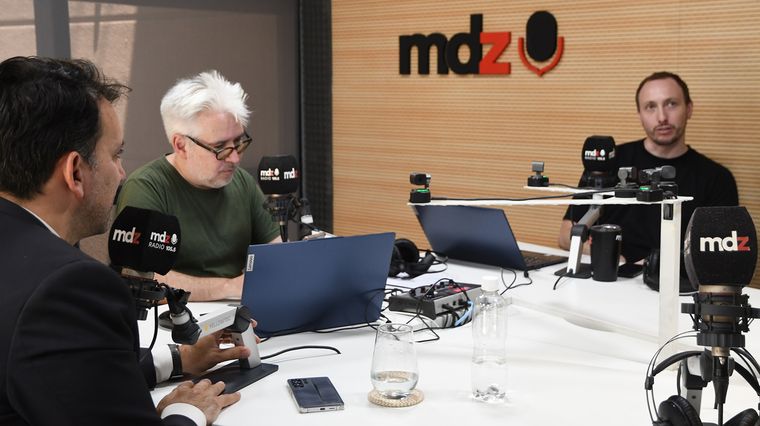 El titular de la DGE, Tadeo García Zalazar, Laureano Manson y Gianni Pierobón en Radio MDZ. El titular de la DGE, Tadeo García Zalazar, Laureano Manson y Gianni Pierobón en Radio MDZ.