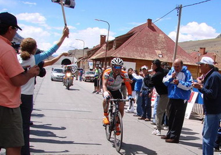 El Chueco voló en la montaña y ahora es el malla líder. Foto: MDZ