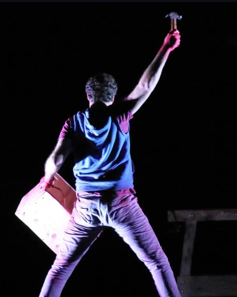 Luciano Cáceres reveló que la primera vez que probó esta obra en un escenario más grande y con mayor capacidad de espectadores fue en el Teatro Plaza de Godoy Cruz. Luciano Cáceres reveló que la primera vez que probó esta obra en un escenario más grande y con mayor capacidad de espectadores fue en el Teatro Plaza de Godoy Cruz.