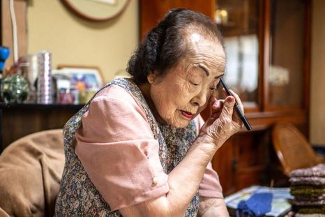 Tomoko Horino se convirtió en 2023 en la asesora de belleza más vieja del mundo a los 100 años.