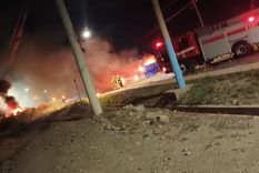 Bomberos trabajando sobre la unidad incendiada. Foto: Gentileza.