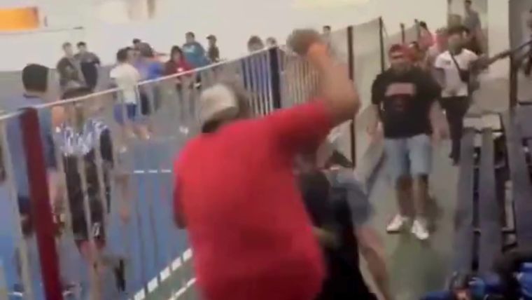La violenta pelea entre padres en un torneo de fútbol infantil en Lanús derivó en la expulsión inmediata de los dos equipos involucrados. Foto: Captura de pantalla