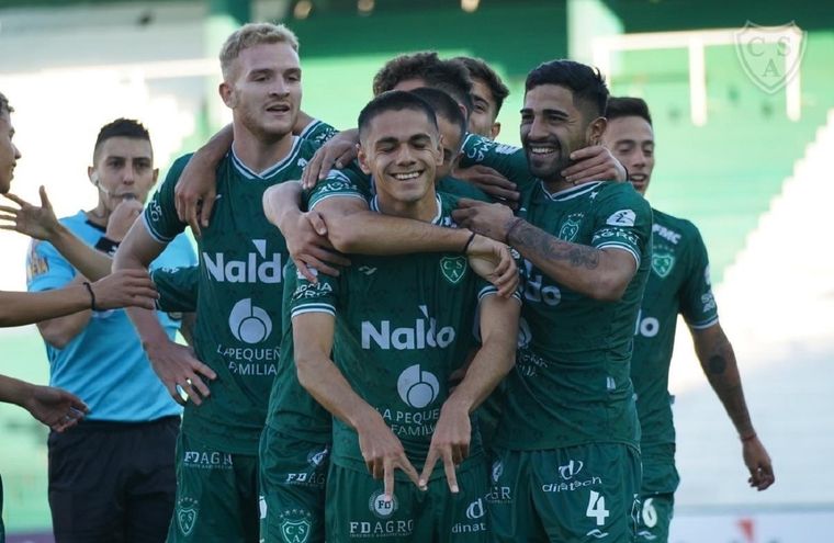 Federico Paradela celebra el gol de la victoria histórica de Sarmiento.