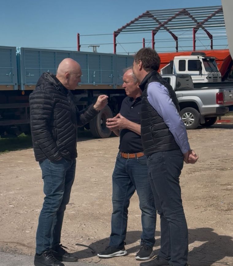 Espert y Diego Santilli, hoy, en Olavarría, desmintiendo que el economista se bajaba de la lista. Espert y Diego Santilli, hoy, en Olavarría, desmintiendo que el economista se bajaba de la lista.