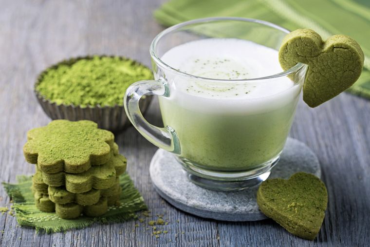 El matcha proviene de hojas de té verde molidas finamente y se usa en la ceremonia del té japonesa desde hace siglos. Tambien para muchas recetas. El matcha proviene de hojas de té verde molidas finamente y se usa en la ceremonia del té japonesa desde hace siglos. Tambien para muchas recetas.