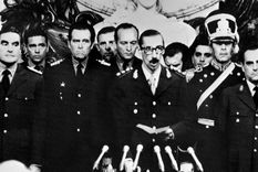 El Proceso de Reorganización Nacional fue la pompa que escondió un golpe militar sangriento y un cambio crucial de la matriz económica nacional. El Proceso de Reorganización Nacional fue la pompa que escondió un golpe militar sangriento y un cambio crucial de la matriz económica nacional.