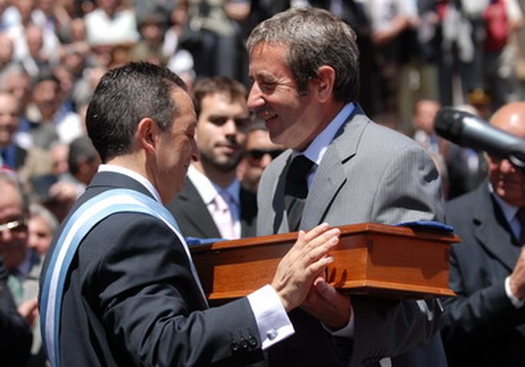El traspaso de gobierno, momento histórico. Foto: Nacho Gaffuri / MDZ