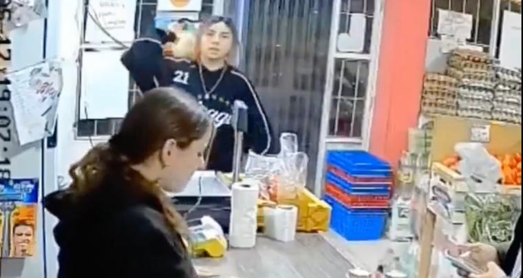 Una joven increpó a una cajera que había atendido mal a su hermana y terminaron peleándose.&nbsp;