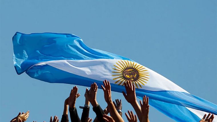 La bandera argentina es un emblema que representa nuestra soberanía, independencia y el sacrificio de los héroes que lucharon por la libertad de nuestra patria. Foto: MDZ