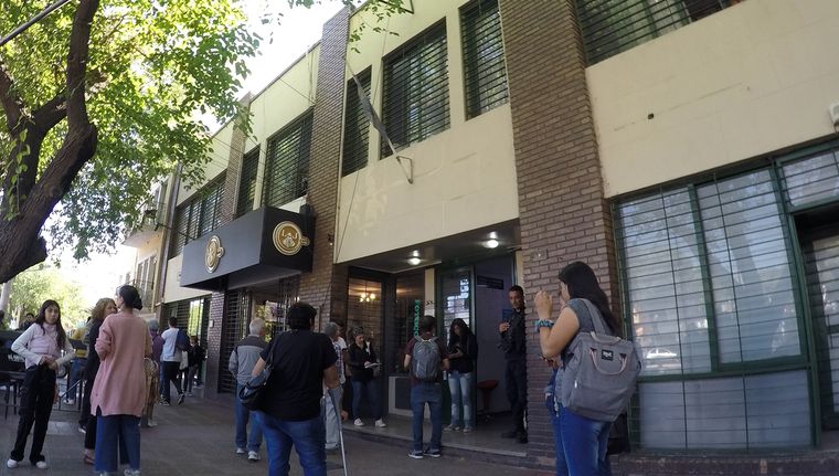 Fila para ingresar con turnos a uno de los registros del automotor más concurrido de Mendoza, ubicado en calle Belgrano Foto: ALF PONCE MERCADO / MDZ