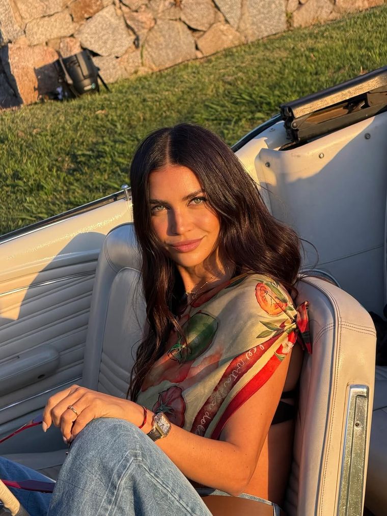 Zaira Nara impuso una nueva forma de usar el pañuelo de seda. Zaira Nara impuso una nueva forma de usar el pañuelo de seda.