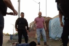 Massoni (de rosa) participó del operativo como un agente más. Pero hay un problema: él no es policía