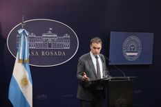 El vocero presidencial, Manuel Adorni, anunció este martes el cierre del FONCAP. Foto: Prensa Presidencia