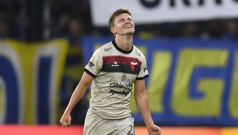 Andrew Teuten celebra el gol de la victoria Sabalera. Foto: Télam