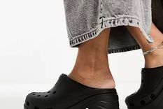 Nueva polémica a la vista con estas plataformas Crocs Foto: Asos