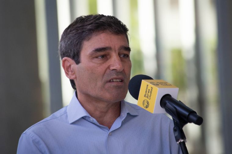 Fernán Quirós aclaró que el barbijo seguirá siendo obligatorio en lugares abiertos de CABA