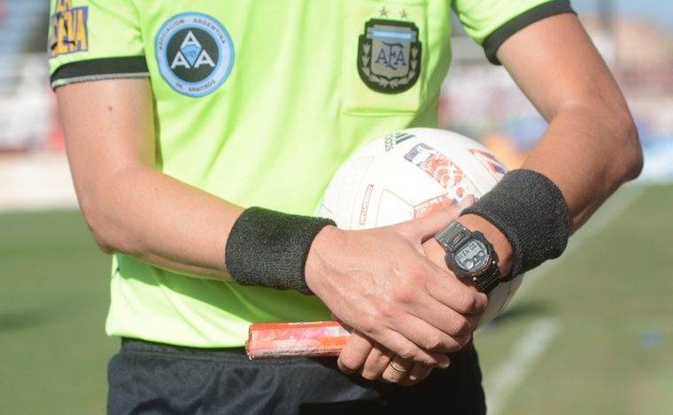 El árbitro del partido sostiene la bengala.