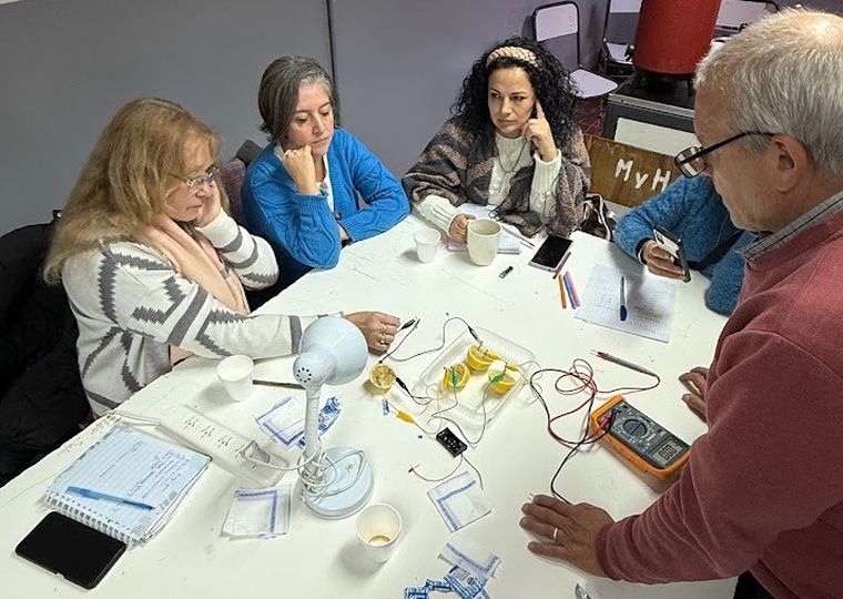 Docentes mendocinos exploran nuevas formas de enseñar ciencia y ambiente. Docentes mendocinos exploran nuevas formas de enseñar ciencia y ambiente.