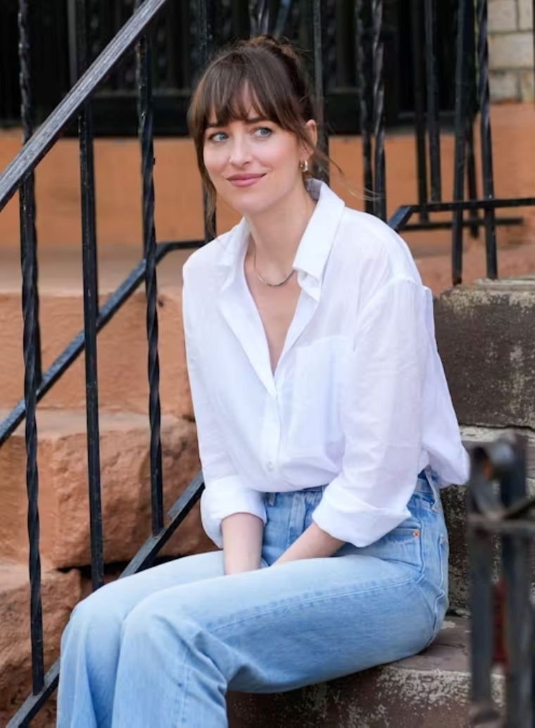 Con Dakota Johnson, apuntamos las ideas más trendy para llevar jeans a la oficina Foto: The Zoe Report