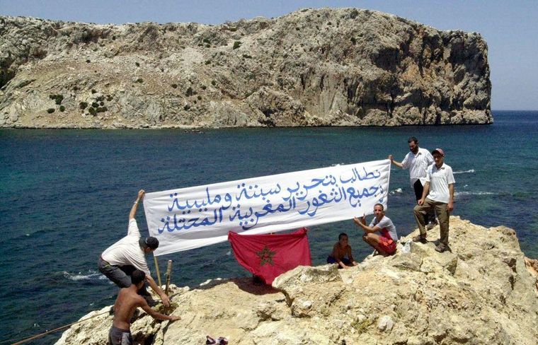En julio de 2002, manifestantes marroquíes se pararon en la costa de Marruecos frente al islote de Perejil con un cartel que decía: "Demandamos la liberación de Ceuta y Melilla y todos los otros territorios marroquíes ocupados".