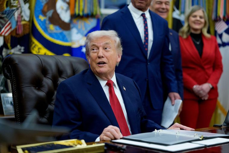 La orden ejecutiva firmada por Trump declara una "emergencia nacional".