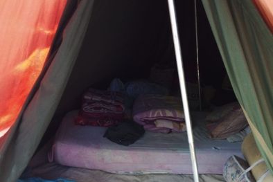 MDZol | Mercedes vive en una carpa en el patio de la casa de su hermana. Foto: Gentileza