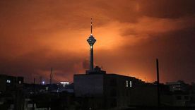 La torre Milad, la más alta de Irán con 435 metros de altura, se ve en Teherán bajo un cielo iluminado tras ataques aéreos ocurridos el martes. La torre Milad, la más alta de Irán con 435 metros de altura, se ve en Teherán bajo un cielo iluminado tras ataques aéreos ocurridos el martes.