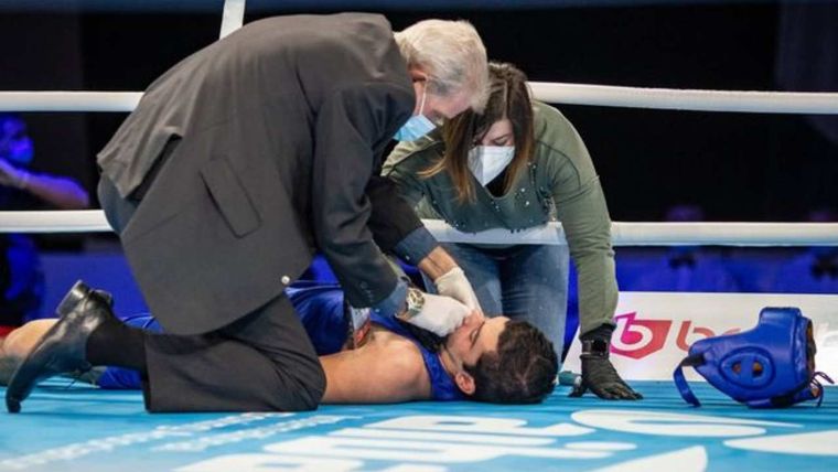 Rashed Al-Swaisat es atendido luego de ser noqueado. Foto: @AIBA_Boxing