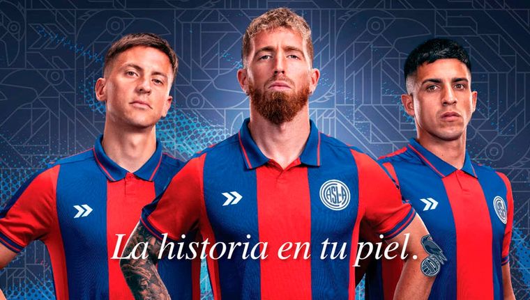 San Lorenzo presentó sus nuevas camisetas, las primeras vistiendo la marca Atomik. Foto: Atomik