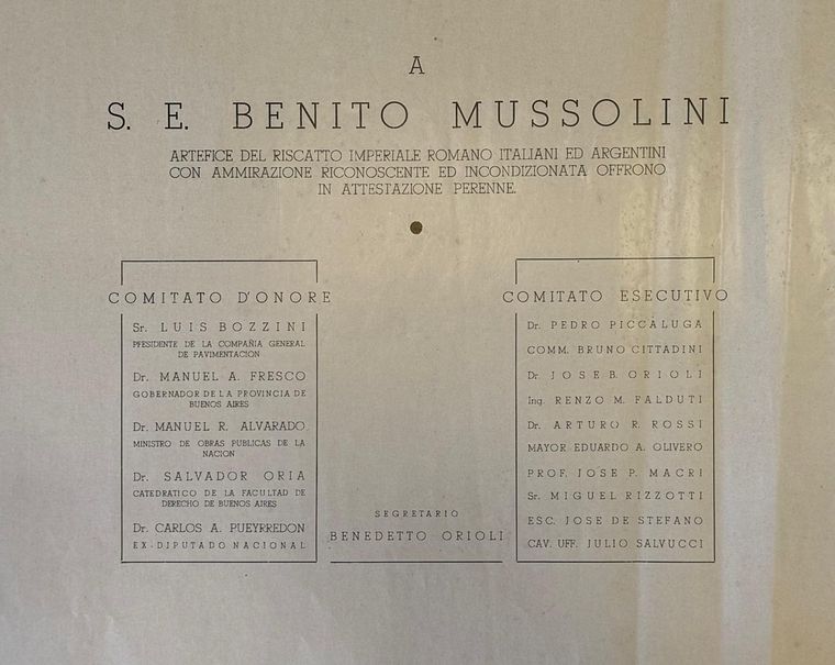 Una de las páginas del libro en homenaje a Mussolini donde se muestran los nombres de diferentes político locales como parte del 