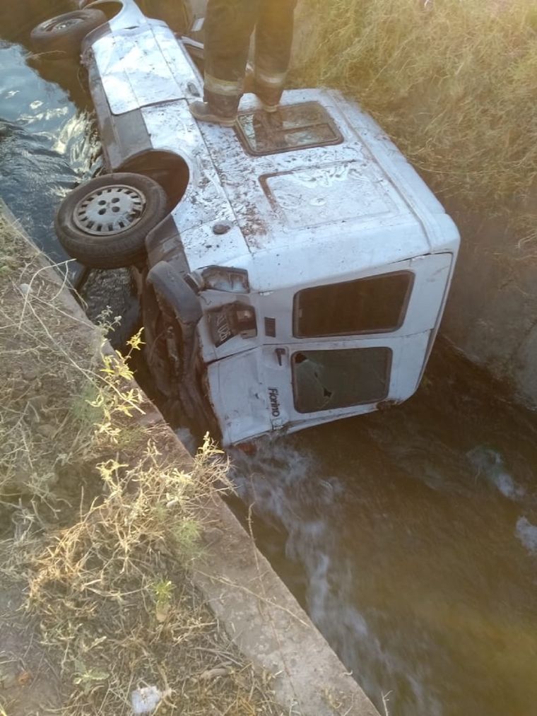 La camioneta Fiorino cayó adentro de un cauce y el conductor resultó ileso Foto: Ministerio de Seguridad de Mendoza