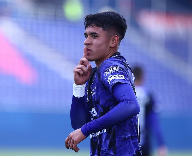 River acelera por Kendry Páez. River acelera por Kendry Páez.