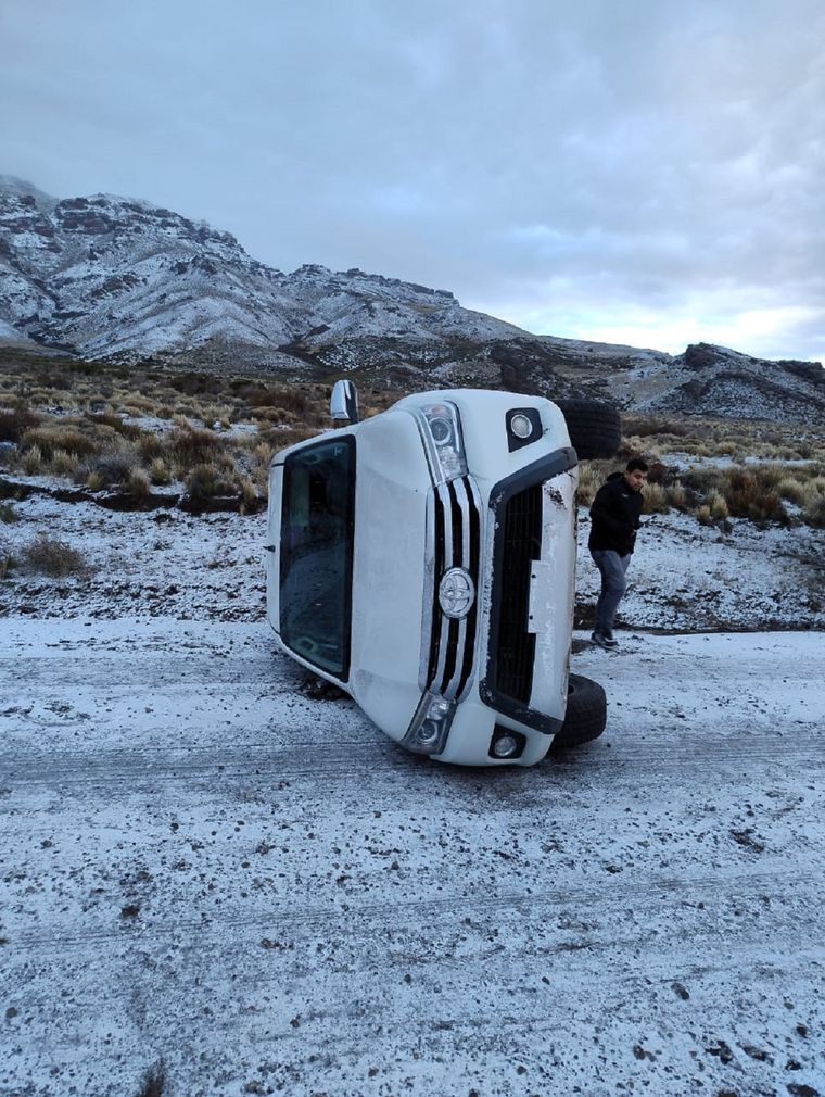 Así quedó la camioneta en la que se trasladaba Ángela Strzyzowski Foto: X @LuisGasulla