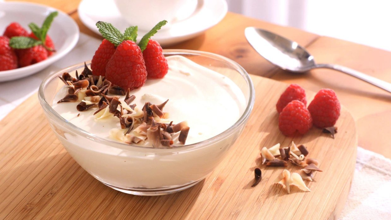 No vas a creer lo fácil que es esta receta de mousse de chocolate blanco