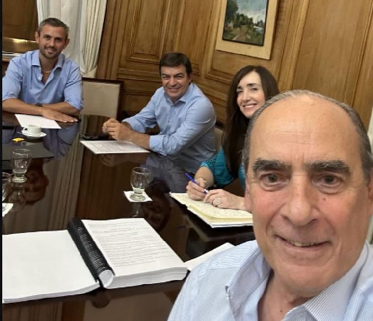 Guillermo Francos, reunido este miércoles con Victoria Villarruel y Martín Menem, titulares de las dos Cámaras del Congreso. También participó del encuentro Omar de Marchi Foto: Twitter Oficial Guillermo Francos