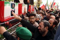 En Irán, hubo una caravana multitudinaria con cientos de los faleecidos por los ataques. Foto EFE