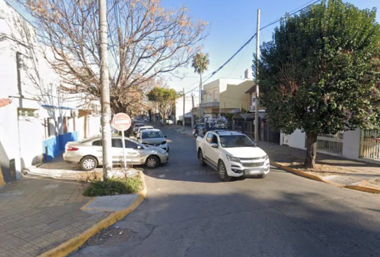 Una oficial de Policía fue asaltada por motochorros y mató a uno de los delincuentes cuando llegaba a su casa en Caseros. 