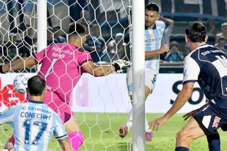 Adrián Martínez definió de zurda con el arco vacío tras la gran asistencia de Conechny. Adrián Martínez definió de zurda con el arco vacío tras la gran asistencia de Conechny.