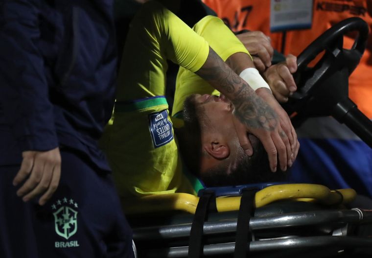 Neymar se retiró lesionado del partido de Brasil Foto: EFE