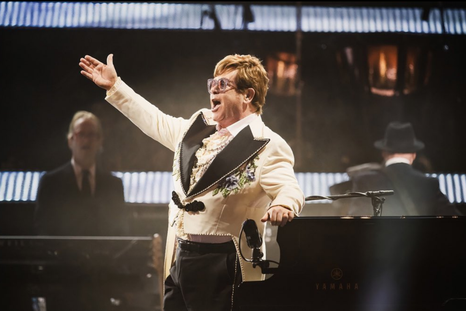 Elton John deslumbrando con su música y uno de sus originales atuendos tan característicos de el. Foto: Instagram @eltonjohn