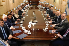 Foto clave: Javier Milei al frente en la reunión con los gobernadores y cómo se ubicaron en la mesa.