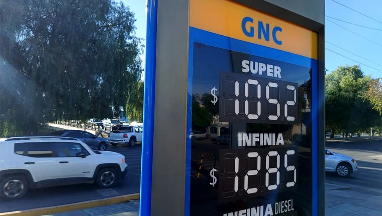 Desde temprano comenzaron a cambiar los valores en las pizarras de las estaciones de servicio YPF. Foto: Walter Moreno/MDZ con Moto G24